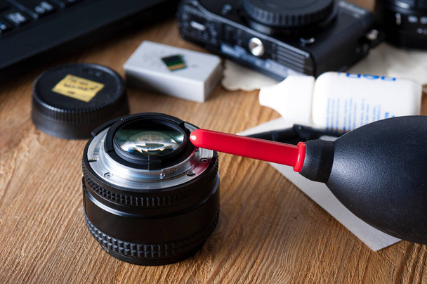 Camera en lens zorg. Camera schoonmaak kits en camera tandwielen op het bureaublad van de fotograaf. - Foto, afbeelding