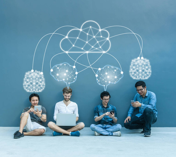 Gruppe asiatischer und multiethnischer Geschäftsleute, die mit Gehirn und virtuellem Bildschirm arbeiten, die sich mit Cloud-Technologie im Freien über dem Hintergrund der Wand verbinden, Geschäfts- und Virtual-Reality-Konzept - Foto, Bild