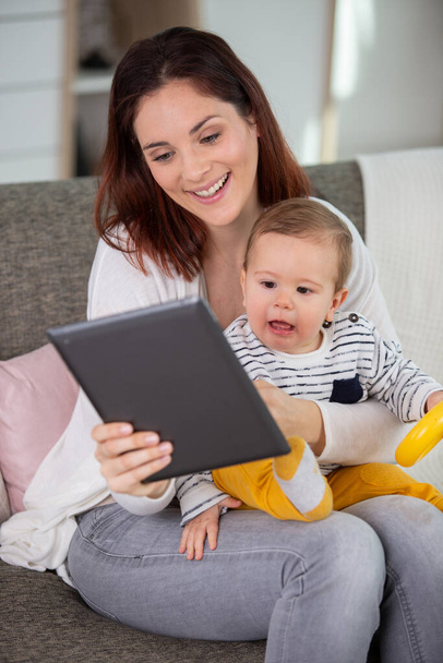 mãe e bebê usando tablet digital - Foto, Imagem