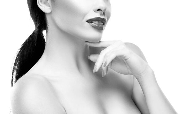 Πορτρέτο της όμορφης γυναίκας με κόκκινα χείλη, τέλειο φρέσκο καθαρό δέρμα, συγκινητικό πηγούνι, χαμογελαστό πρόσωπο - Φωτογραφία, εικόνα