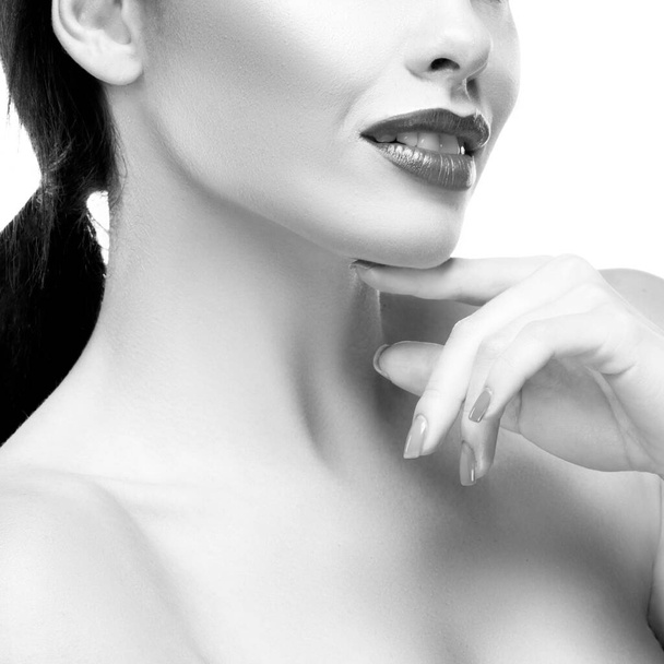 Teilporträt einer schönen Frau mit hellem Make-up, perfekt frischer, sauberer Haut, anrührendem Kinn, Smiley-Gesicht. Einfarbig - Foto, Bild