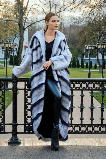 Cute girl in fur coat - Fotoğraf, Görsel