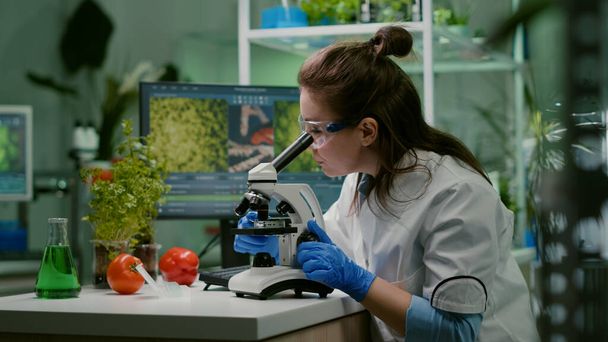 Portret van bioloog wetenschapper in witte jas werken in expertise laboratorium - Foto, afbeelding