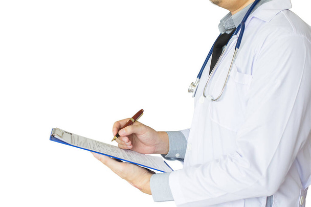 Gesundheitswesen, Notaufnahme Arzt Schreiben eines Krankheitberichts. Isolierter weißer Hintergrund - Foto, Bild