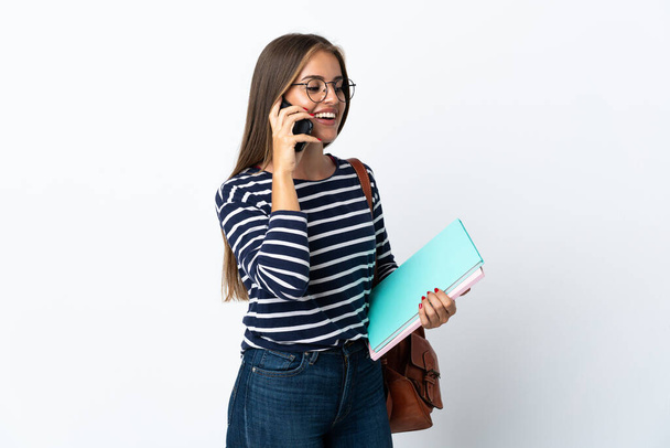 Молода студентка ізольована на білому тлі, що веде розмову з мобільним телефоном
 - Фото, зображення