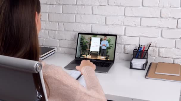 Empresária em casa cumprimenta escritório ouvir videochamada on-line, escreve em notebook - Filmagem, Vídeo