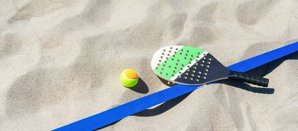 Maila ja pallo hiekkarannalla. Kesäurheilun käsite - Valokuva, kuva