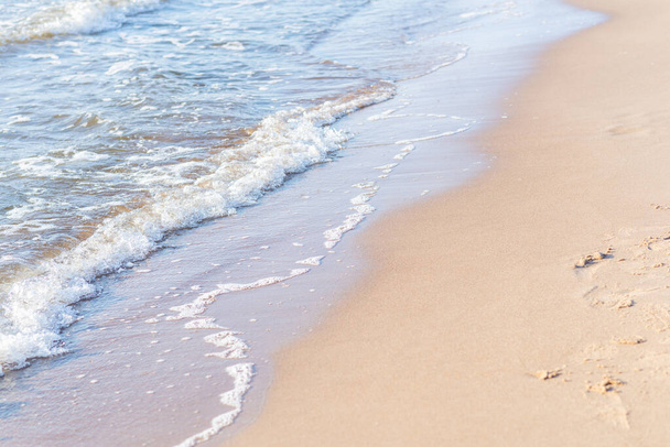 砂浜の海の柔らかい波。柔らかい焦点、ぼやけた画像。コピースペース. - 写真・画像