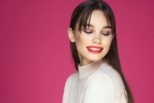 Brünette mit roten Lippen im weißen Pullover Kosmetik Lifestyle isoliert Hintergrund - Foto, Bild