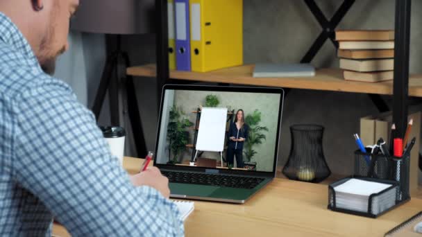 Uomo d'affari in ufficio studio guarda online formazione business corso laptop webcam - Filmati, video