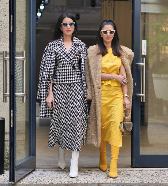 Fashion bloggers street style stroje po pokazie mody Calcaterra podczas Milano Fashion Weekend kolekcji kobiet! - Zdjęcie, obraz