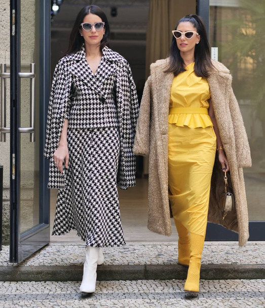 Fashion bloggers straat stijl outfits na Calcaterra modeshow tijdens Milano fashion week vrouw collecties! - Foto, afbeelding