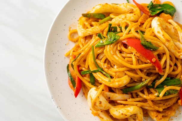 stir-fried spaghetti with salted egg and squid - fusion food style - Fotografie, Obrázek
