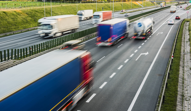 Camiones en autopista de acceso controlado de seis carriles en Polonia - Foto, Imagen