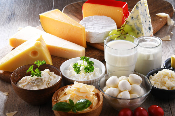 Una varietà di prodotti lattiero-caseari tra cui formaggio, latte e yogurt. - Foto, immagini