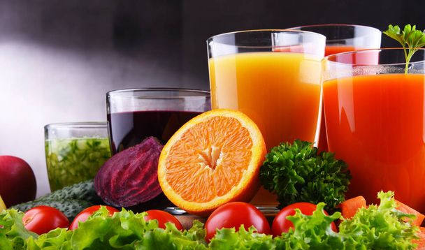 Szklanki ze świeżymi organicznymi sokami warzywnymi i owocowymi. Dieta odtruwająca - Zdjęcie, obraz