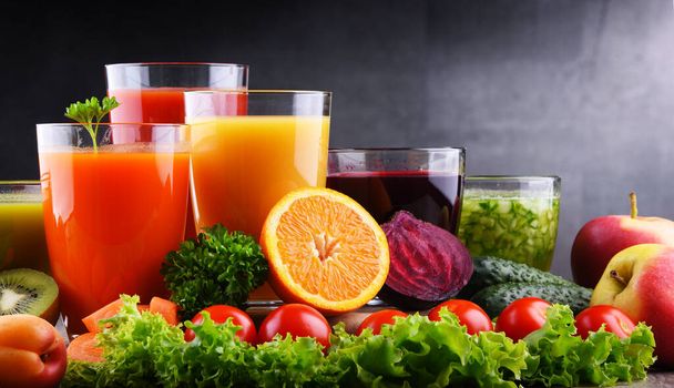 Ποτήρια με φρέσκα βιολογικά λαχανικά και χυμούς φρούτων. Διατροφή αποτοξίνωσης - Φωτογραφία, εικόνα