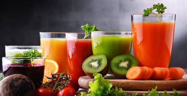 Szklanki ze świeżymi organicznymi sokami warzywnymi i owocowymi. Dieta odtruwająca - Zdjęcie, obraz