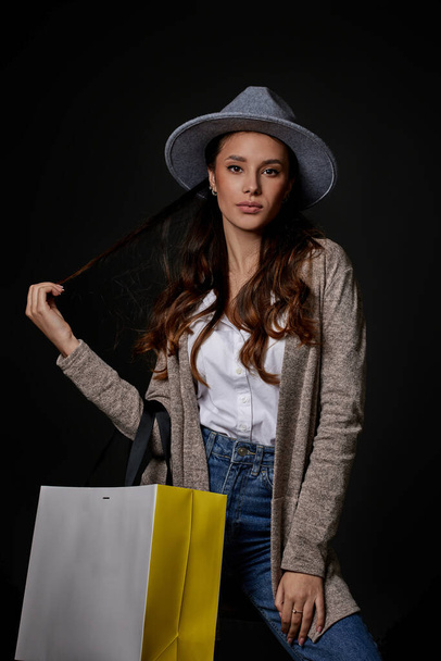 modna kobieta w okularach przeciwsłonecznych z torbami na zakupy - Zdjęcie, obraz