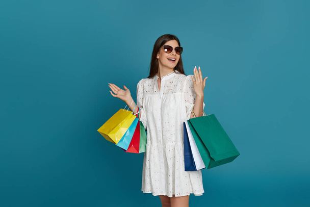 beautiful woman holding shopping bags with purchases - Fotoğraf, Görsel