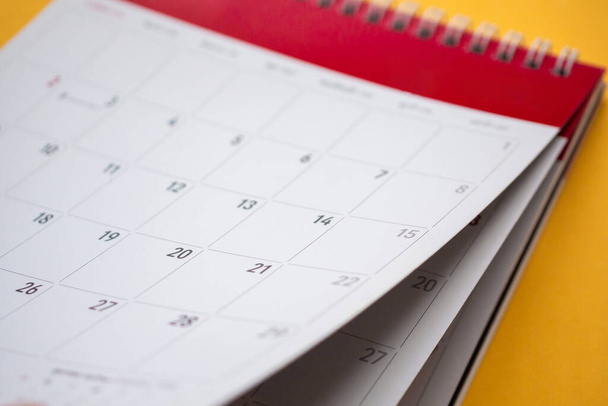 calendrier page sur fond jaune planification des affaires rendez-vous concept de réunion - Photo, image