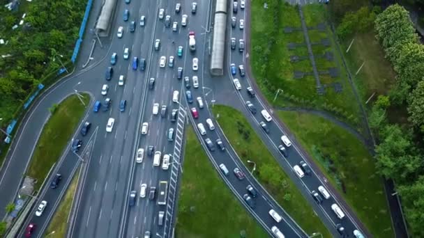 Letecký pohled na naložená auta s dopravní zácpou v dopravní špičce na dálnici s mostem - Záběry, video