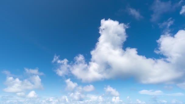 Солнце свет и здание движения clouds.fluffy облака небо время истекает. В течение дня облачно с прояснениями. 4k.concept Природа фон и путешествия. Сайт. Среда - Кадры, видео