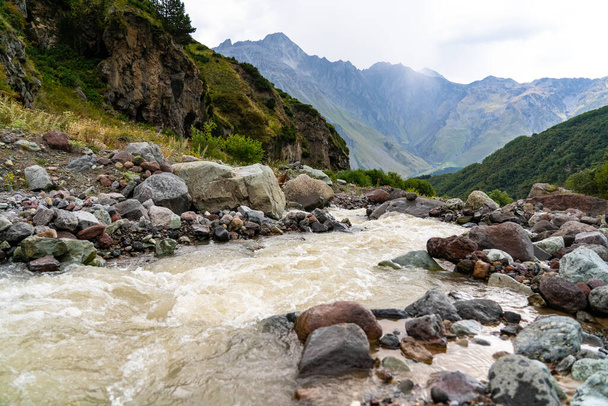 Un río hirviendo entre las piedras - Foto, imagen