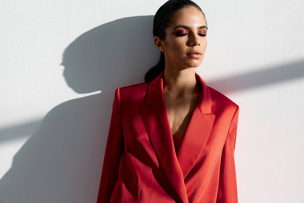 retrato de mujer de moda con maquillaje de noche en chaqueta roja  - Foto, imagen