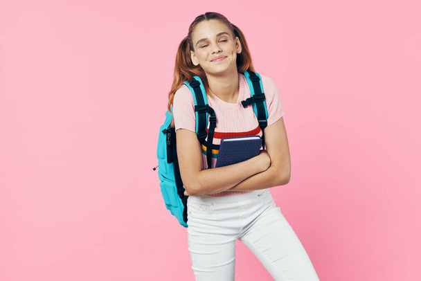 alegre colegiala con mochila educación conocimiento rosa fondo - Foto, Imagen