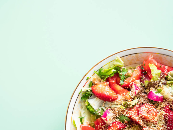 Salada de vitamina de proteína de fibra saudável de verão fresco em tigela com morangos, alface, atum, tomate - Foto, Imagem