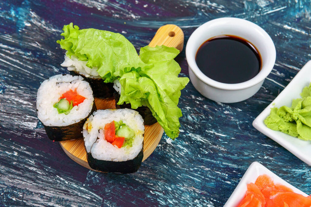 rollos de sushi vegetariano con lechuga pepino de tomate, jengibre, wasabi. de cerca - Foto, imagen
