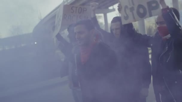 Slowmo a tiré sur divers groupes de jeunes avec des pancartes scandant et confrontant des policiers anti-émeutes avec des boucliers pour protester contre le racisme - Séquence, vidéo