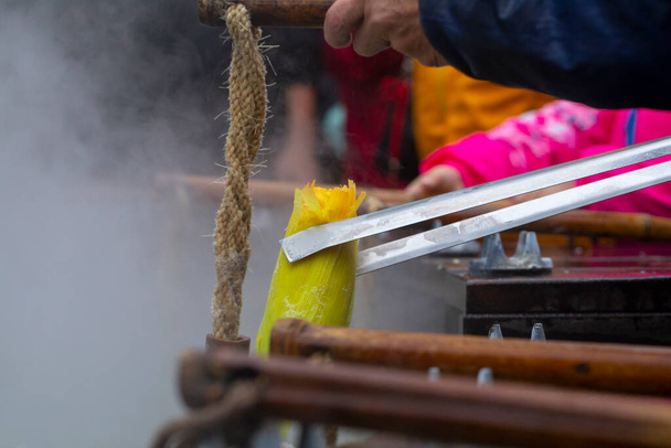Люди використовують геотермальні гарячі джерела, щоб кип "ятити яйця в Jiuzhize Hot Spring, Taiping Mountain, Yilan County, Taiwan - Фото, зображення