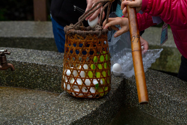 Люди використовують геотермальні гарячі джерела, щоб кип "ятити яйця в Jiuzhize Hot Spring, Taiping Mountain, Yilan County, Taiwan - Фото, зображення