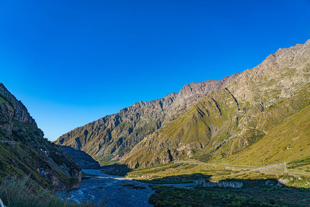 Monte Kazbegi contro il cielo blu - Foto, immagini