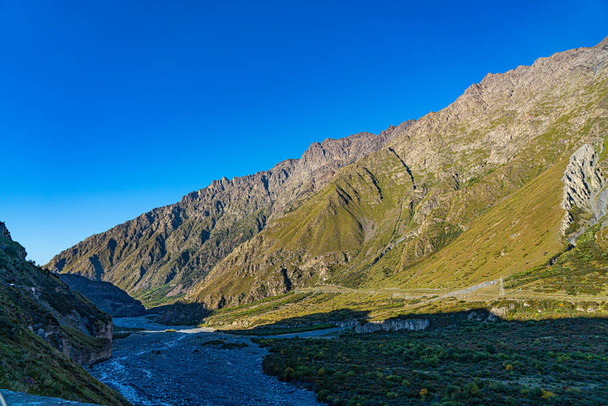 Monte Kazbegi contra el cielo azul - Foto, imagen
