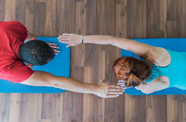 Aerial photo of two person doing plank in a gym - Foto, Imagem