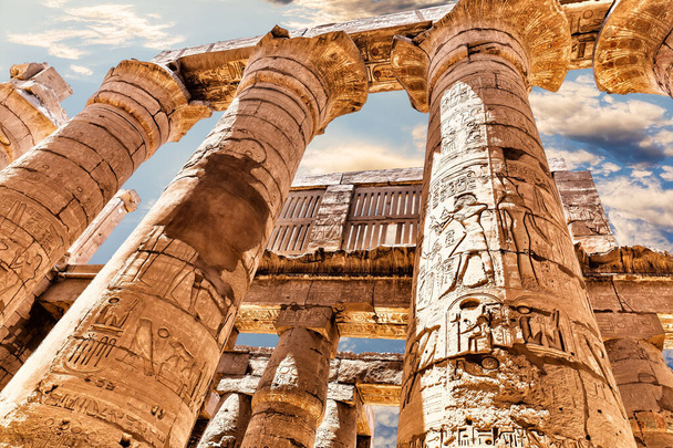 Колонны Большого храма Амона, Карнак, Луксор, Египет. - Фото, изображение