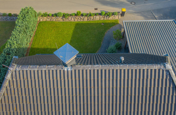 Bir aile evinin çatısında yıldırım kondüktörü çubuğu.. - Fotoğraf, Görsel