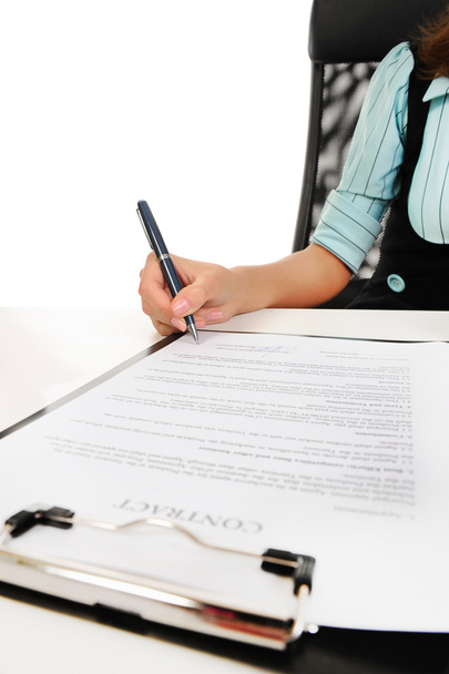 Una donna d'affari con un blocco appunti firma un contratto. Isolato su sfondo bianco
 - Foto, immagini