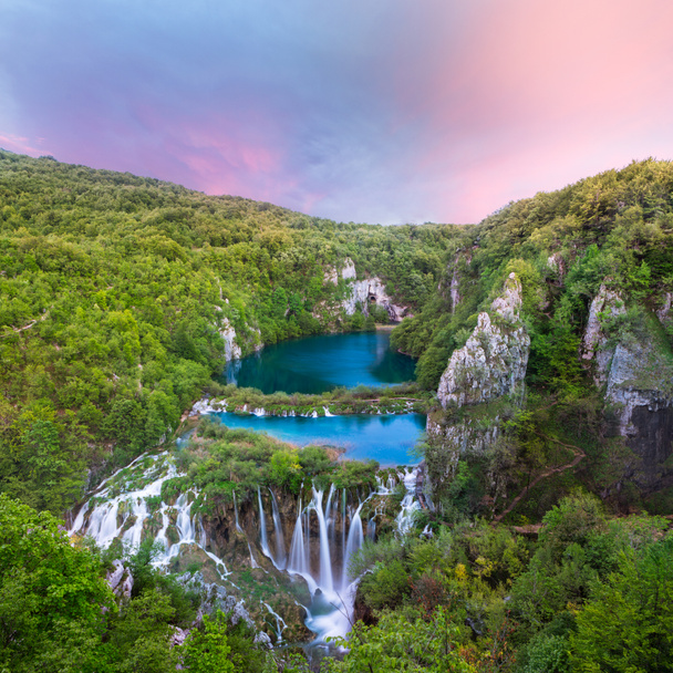 Impresionante vista al atardecer en el Parque Nacional de los Lagos de Plitvice (Croacia
) - Foto, Imagen