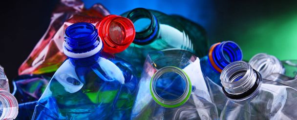 Κενά χρωματιστά ανθρακούχα μπουκάλια ποτών. Απορρίμματα πλαστικών - Φωτογραφία, εικόνα