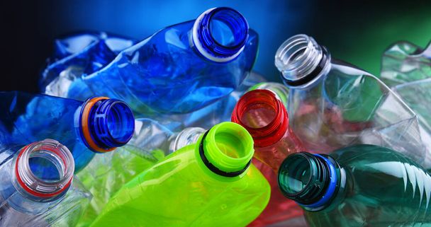 Prázdné barevné láhve na nápoje. Plastový odpad - Fotografie, Obrázek