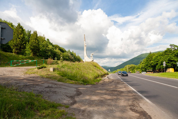 Skole, Ukraine - June 19, 2021: The Trembits sculptural composition on the Tucholsky Gate pass. Located on the M-06 Kyiv-Chop highway at the entrance to the city of Skole from Lviv - Photo, Image