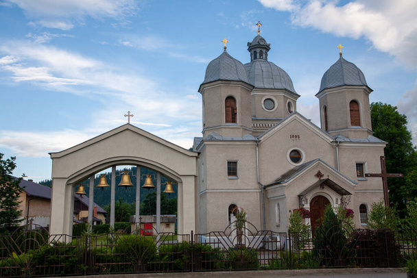 Skole, Ukraine - 19. Juni 2021: Kirche der Geburt der Heiligen Jungfrau UGCC in der Stadt Skole - Foto, Bild