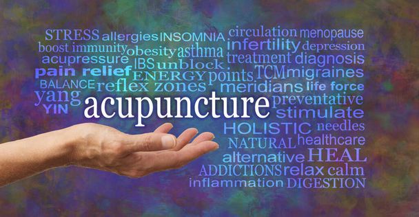 Palavras associadas aos benefícios e usos da acupuntura - palma aberta feminina com a palavra acupuntura flutuando acima cercada por uma nuvem de palavras relevante contra um fundo moderno rústico - Foto, Imagem