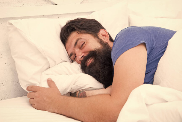 What a great morning. sleepy guy relax in bedroom. early morning. getting rest your body needs. bed is so comfortable. peaceful mature male relaxing on pillow. bearded man smiling in bed - Foto, Imagen