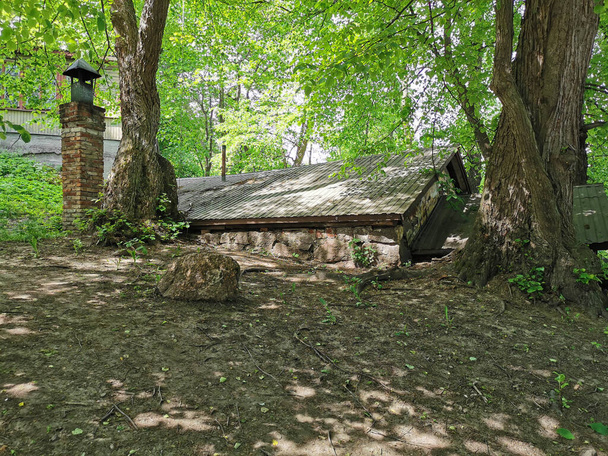 Uma casa quase completamente localizada no chão, no parque natural rochoso de Monrepos, na cidade de Vyborg, em um dia claro de verão. - Foto, Imagem
