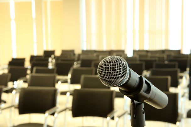 Professionelles Mikrofon im Konferenzraum. Leerer Sitzungssaal. - Foto, Bild